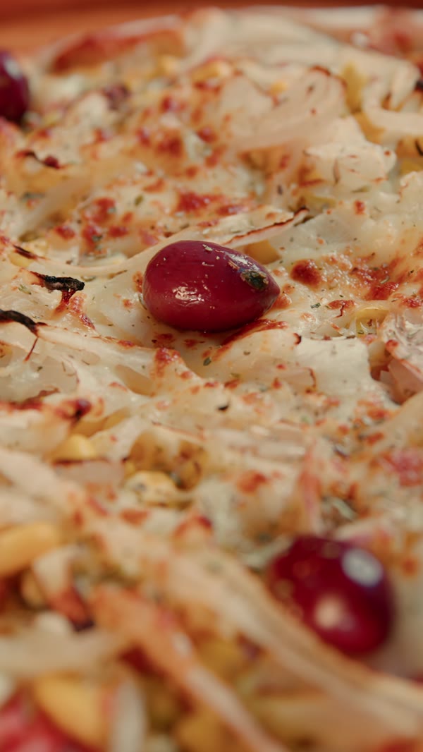 Pizza com queijo e azeitonas